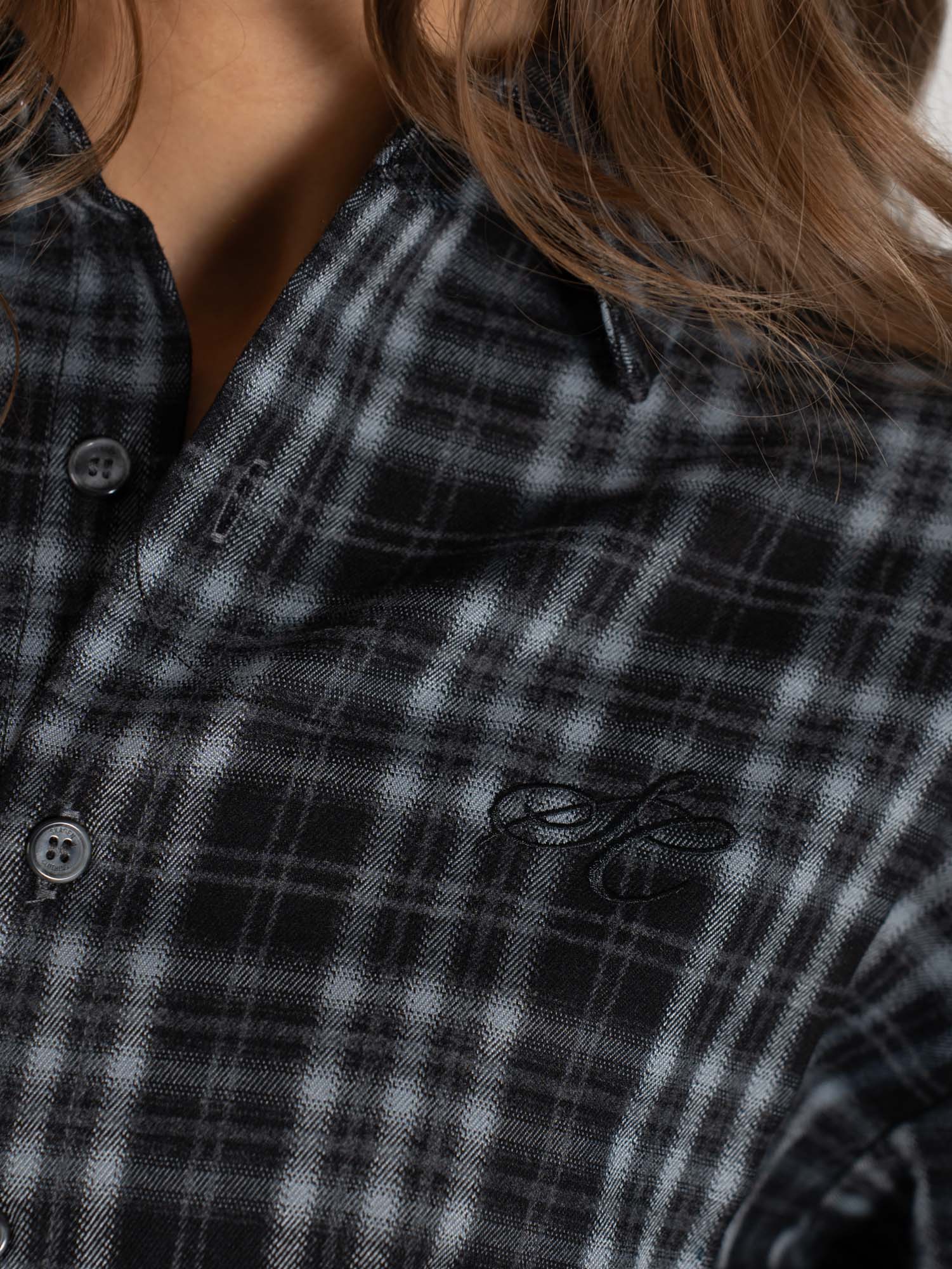 Kariertes Flanellhemd graue Dame